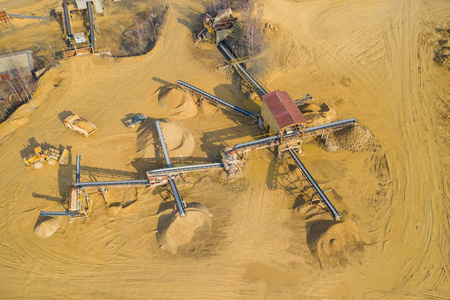 沙坑和工厂生产建筑用砂材料的鸟瞰图。 工业场所的俯视图。 用无人机拍摄的照片。