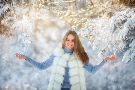 阳光明媚的冰冻天，白雪森林中美丽的年轻女子的户外肖像。