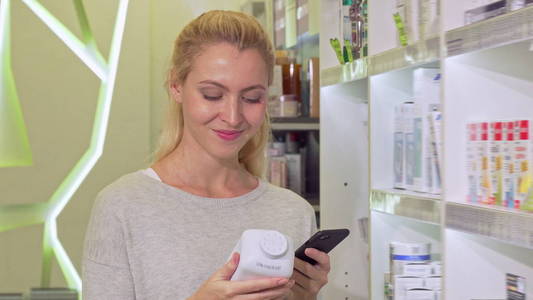 女性使用智能手机, 在购物药物时在线浏览信息