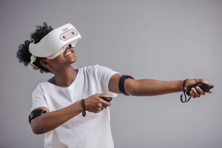 玩虚拟现实眼镜的非洲青年学生女孩