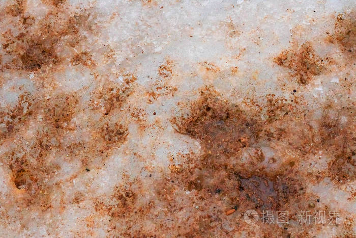 融化的冰层上的沙子掩盖了街道上的泥土背景