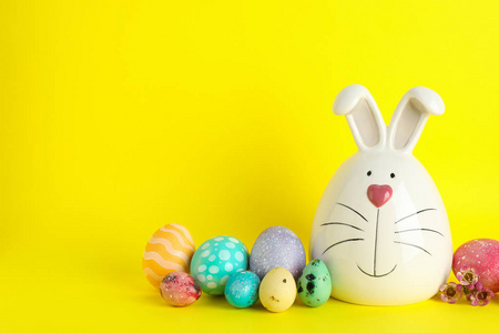 装饰兔子和复活节彩蛋的颜色背景。 文本空间