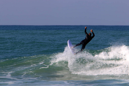 在地中海的冲浪骑在特殊的光板上。