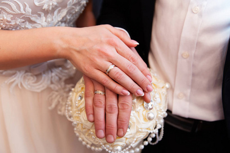 结婚夫妇手里拿着结婚戒指