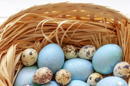 复活节鸡蛋在一张白色的木桌上的篮子里。 上面的风景。