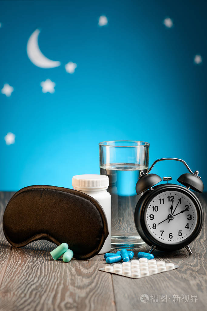 眼罩耳塞和安眠药
