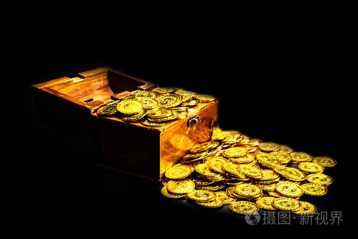 在黑色背景的宝箱上堆放金币