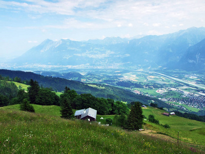 瑞士圣加伦州的克格登堡地区丘尔弗林登山脉斜坡上的高山畜牧场和马厩