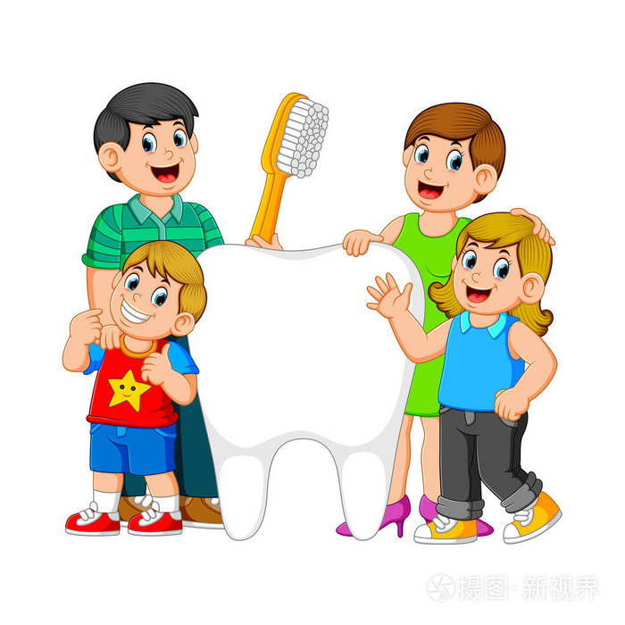 微笑的父母两个孩子站在大白牙牙刷旁边