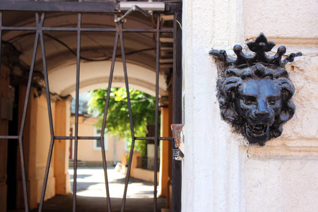 在敖德萨，一个金属栅栏和一个舒适的庭院，建筑墙上的金属狮子