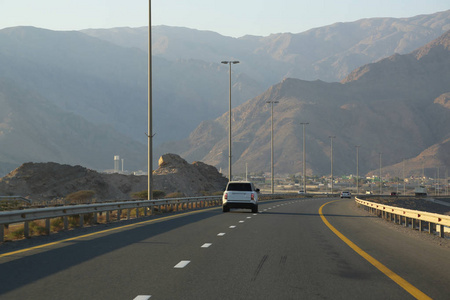 阿联酋，波斯湾，阿拉伯半岛，中东的道路交通..背景大山
