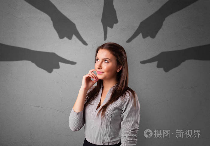 有指指点点的学生概念