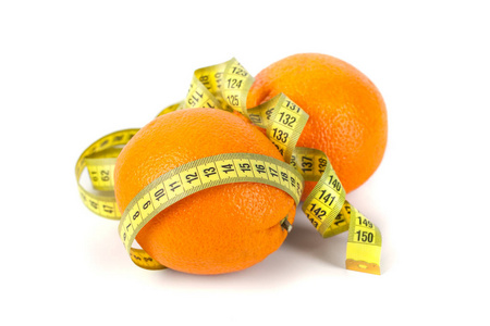 橙果与测量分离在白色上。节食和身体护理的概念