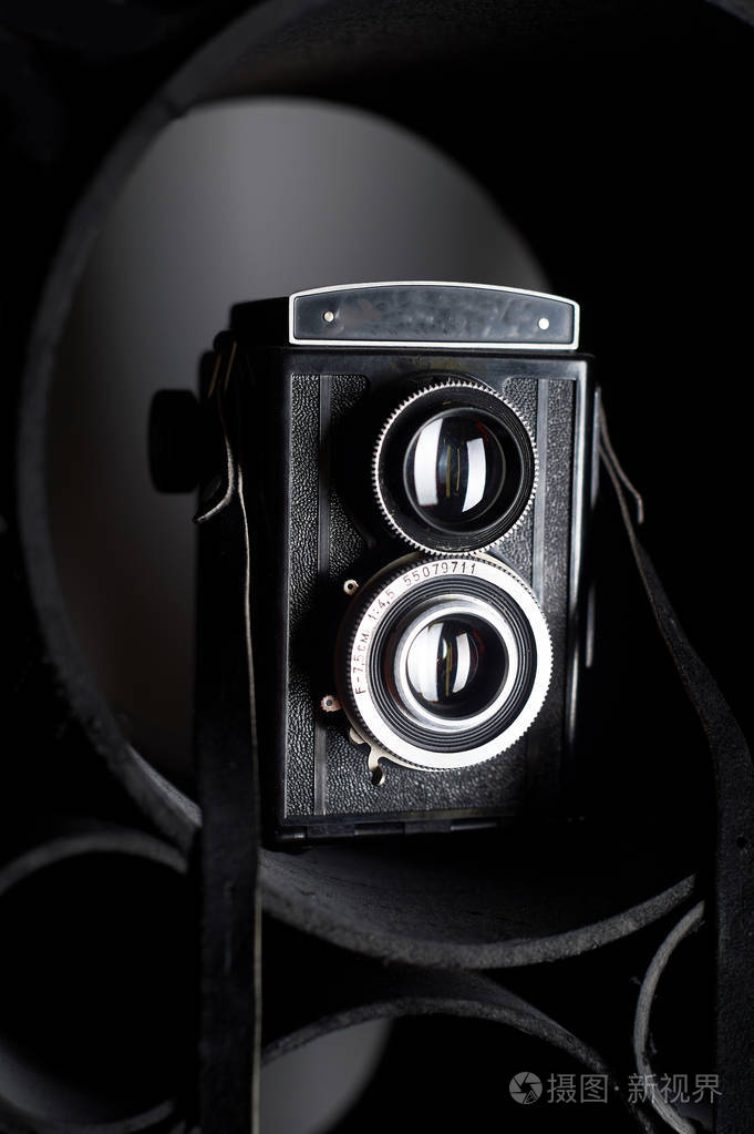 热爱摄影, 创意.黑色抽象背景上的相机.学习摄影