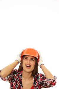 垂直肖像的阿英女工程师戴着保护头盔尖叫看着上面的复制空间。恐怖的女承包商喊孤立。戴着硬帽子的可怕女人