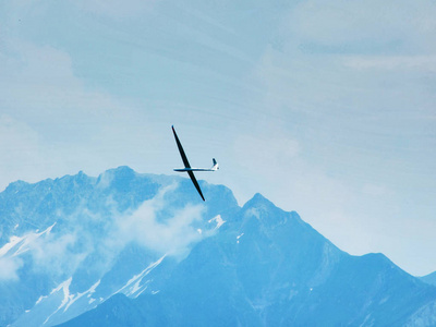 瑞士阿尔卑斯山和莱茵河谷上方的滑翔机瑞士圣加伦州