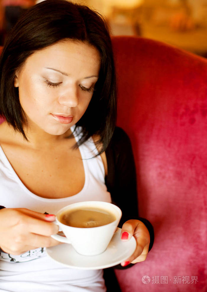 女人坐那喝咖啡的图片图片