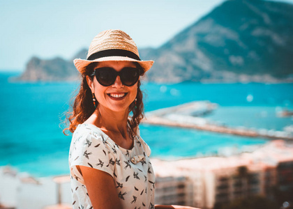 西班牙阿利坎特阿尔泰安特, 带着草帽看着地中海的镜头的女游客