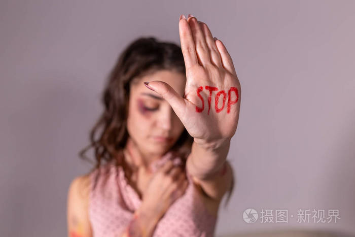 家庭暴力, 抗议和人的概念-黑发妇女表达否认与没有在灰色房间她的手