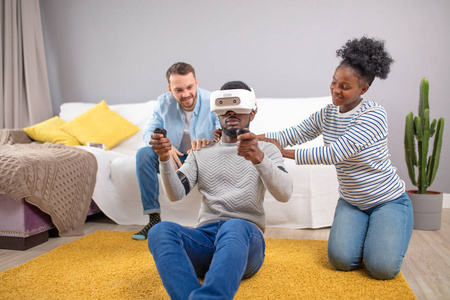 多种族的朋友群体在3d 虚拟现实护目镜上尝试乐趣