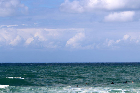 冲浪乘坐特殊的光板在地中海的波浪。