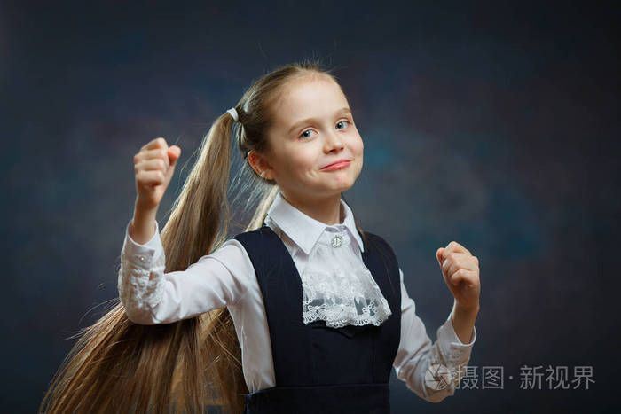 可爱美丽的学龄前儿童,女孩子秀都是拳头.留长发的小学生穿正式服装.