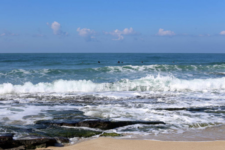 冲浪乘坐特殊的光板在地中海的波浪。