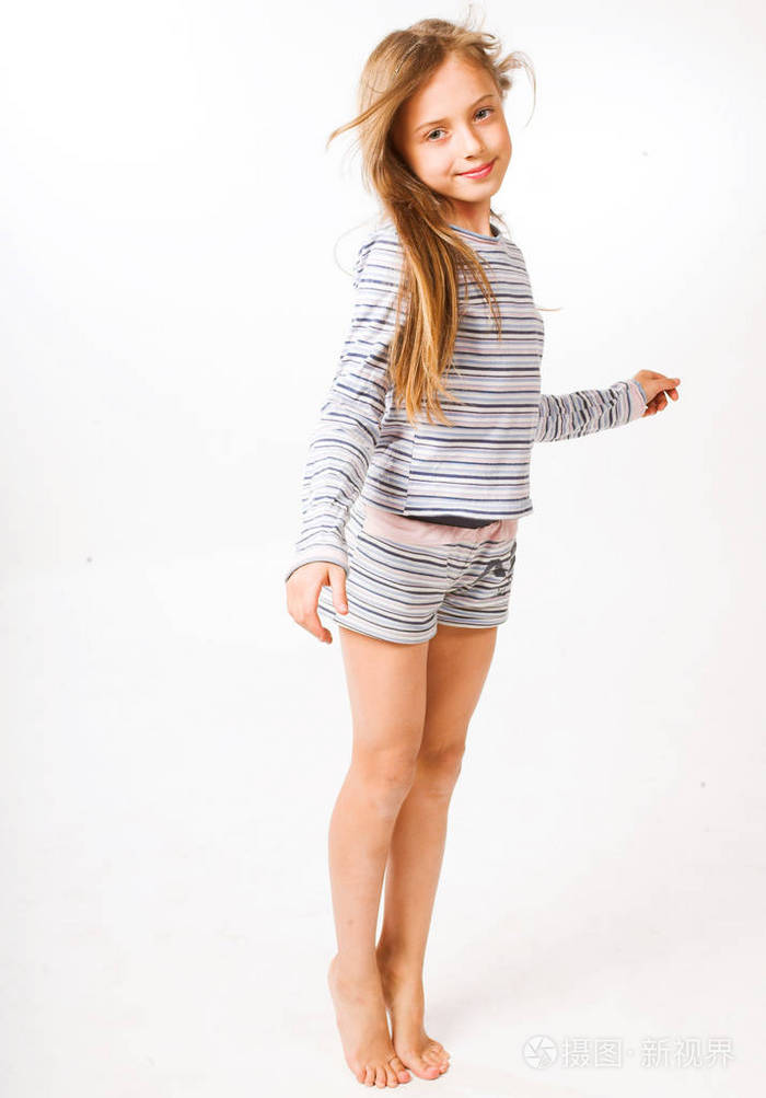 小女孩在白色的背景