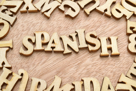 用木制字母制作的西班牙语单词。 学习语言概念