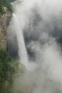 赫尔麦肯瀑布雾井灰色省公园不列颠哥伦比亚省加拿大。 它是不列颠哥伦比亚省第四大公园。