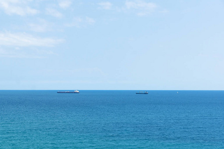 蓝色的海面，地平线上有小船
