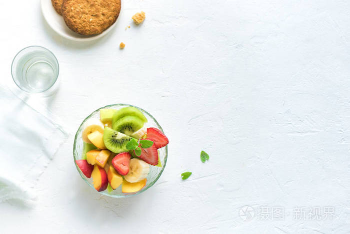 的水果沙拉饮食原始素食健身食品和生活方式概念白色背景与复制空间