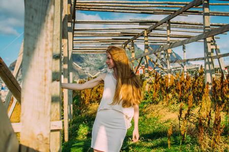 在挪威的亨宁斯瓦勒洛顿岛上,一个穿着白色衣服的漂亮女孩摆在干洗店