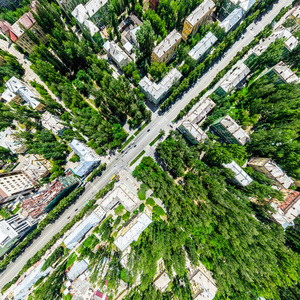 与空中城市景观 十字路口 道路 房屋 建筑物 公园及停车场。阳光灿烂的夏天全景图像