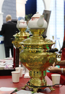 俄罗斯萨莫瓦尔一种古老的茶器。 在萨莫瓦尔制茶的传统出现在俄罗斯。 俄罗斯萨莫瓦尔茶饮的原始发明。