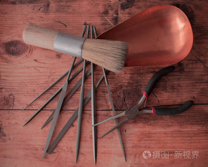 金匠工具在工作台上在德国普福尔扎姆的黄金城市