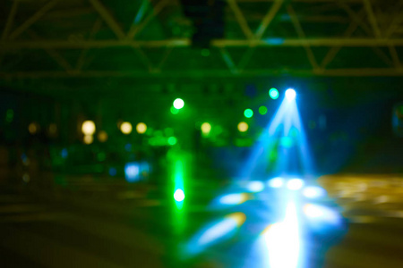 模糊的灯光在舞台上，抽象形象的音乐会照明