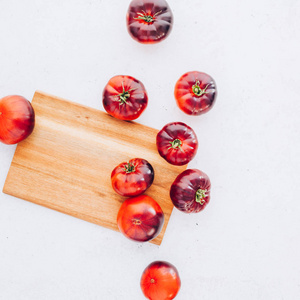 创造性的平躺顶部景观模型的异国情调西班牙制造的西红柿Marazul在白色木制桌子背景复制空间。 最小的家庭烹饪概念模拟博客或食谱