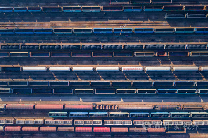 铁路上有货物的货车. 重工业. 工业概念场景与列车. 上面的风景.