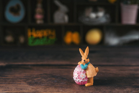 复活节装饰兔子在木制背景上。