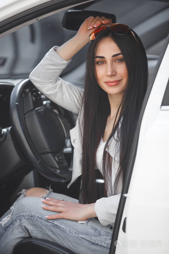 女士开着车. 坐在汽车里的年轻漂亮的女人. 都市女性.