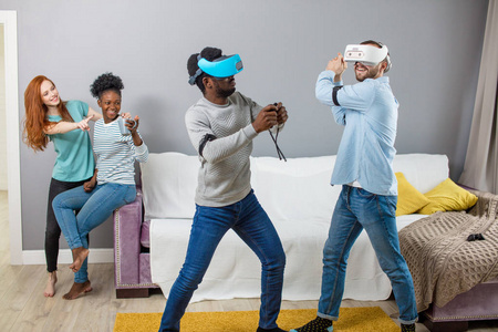 国际学生一起享受虚拟现实的眼镜