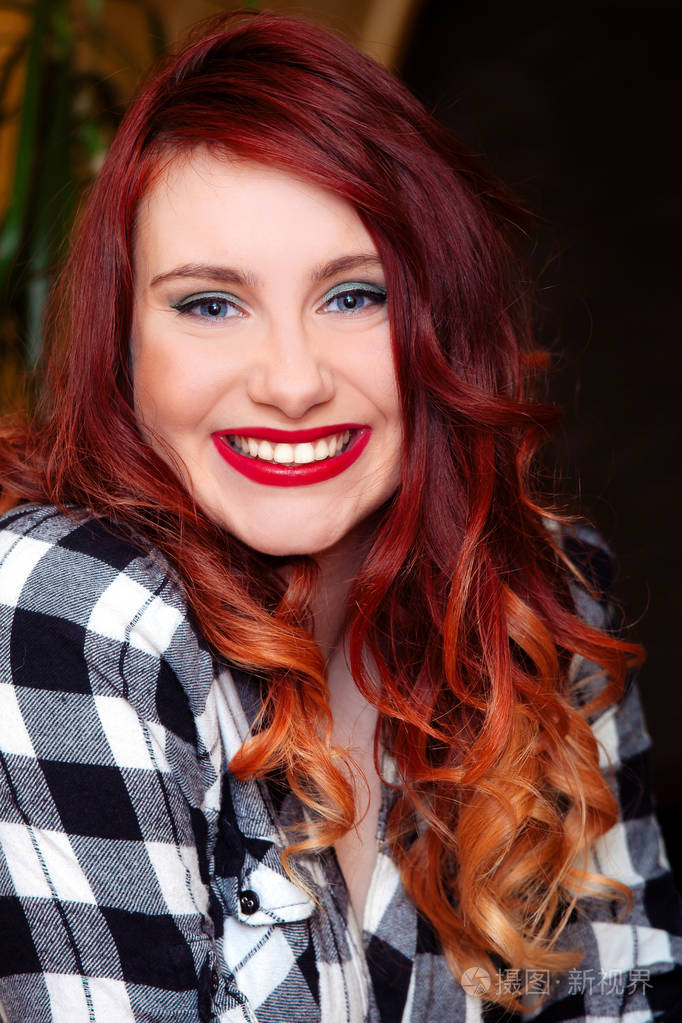 蓝眼睛和红色长发的年轻女孩开心地笑着. 欢快的肖像.