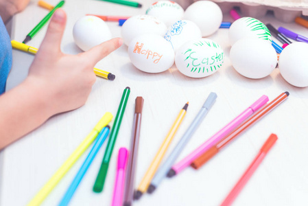 复活节彩蛋由孩子手工绘制。 复活节的想法。 文本空间。 快乐的复活节。色调的图像。
