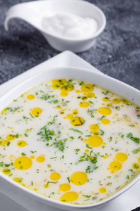 新鲜美味的传统炖汤，白碗