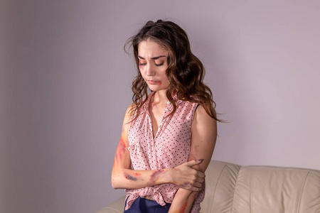 恐怖统治暴力问题----家庭暴力和灰色背景虐待的妇女受害者照片