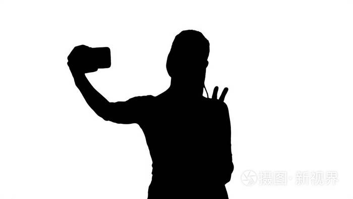 剪影微笑有魅力的女人在走路时自拍