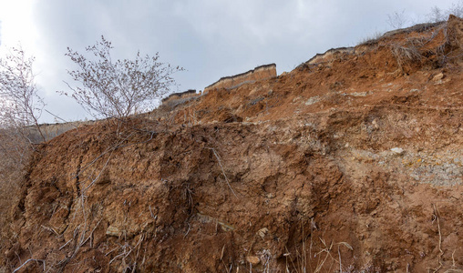 海岩壳岩. 雨季自然灾害区. 大量的土沿山坡滑动,摧毁房屋.
