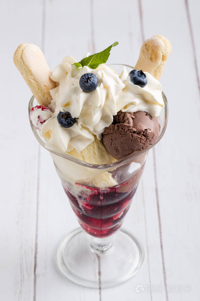 新鲜甜爽冰淇淋圣代杯