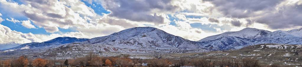 冬季全景的Oquirrh山脉积雪覆盖，其中包括宾汉峡谷矿山或肯纳科特铜矿，传闻世界上最大的露天铜矿在盐湖山谷犹他州。 美国。